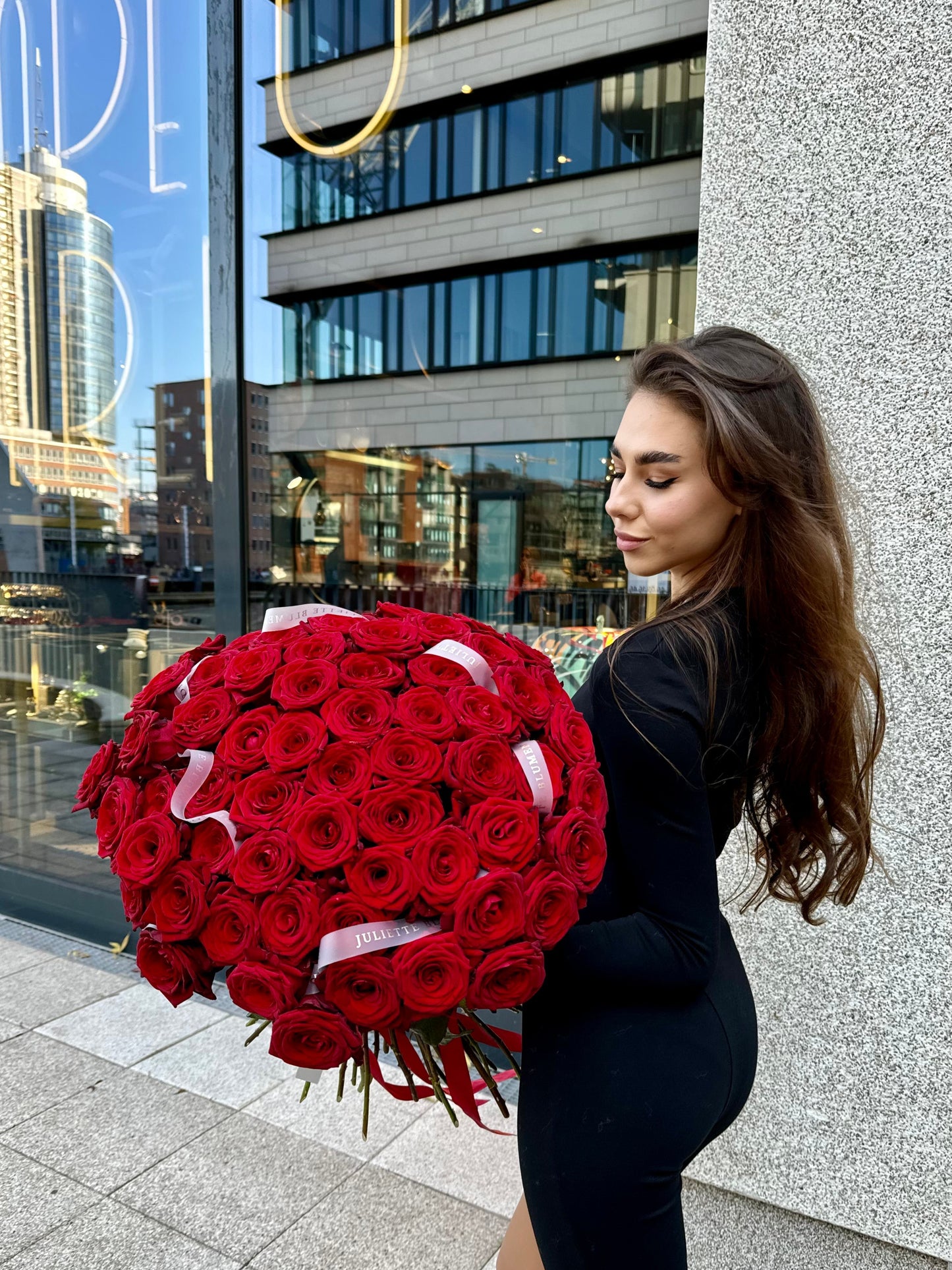 Order red roses in Hamburg